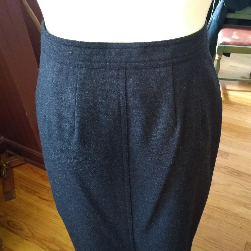 Wool Skirt with zip details. Size 2. - Picture 2 of 8